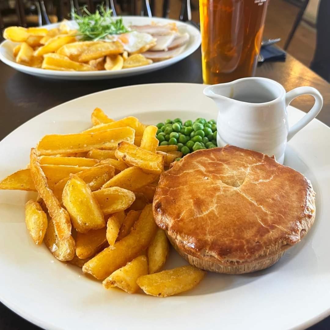 The Crown, Smallburgh Bagian luar foto